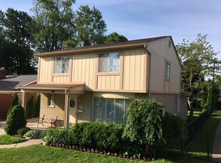 35 Vernier Rd, Grosse Pointe Shores, MI 48236
