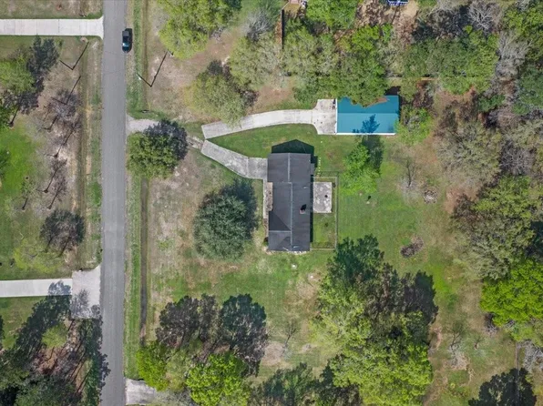 210 Commanche Trl, Wallisville, TX 77597