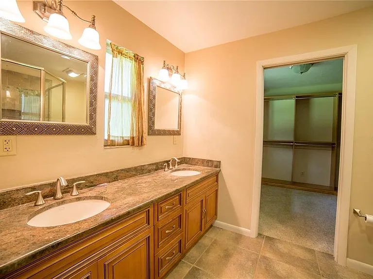 1009 NW 39th Dr — Photo 11