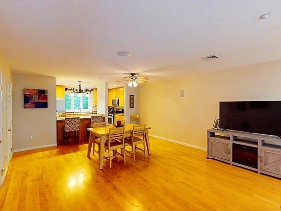 5th image of 660 Thacher St #1402