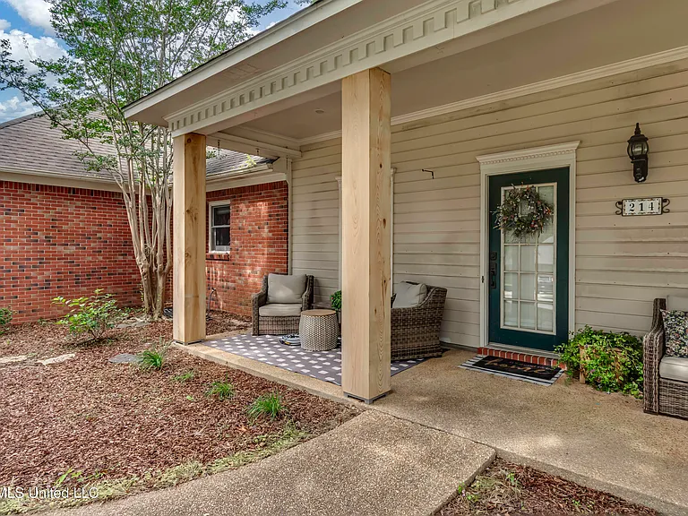 214 Ramblewood Dr — Photo 3