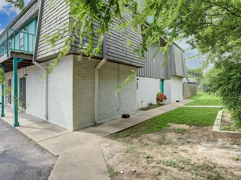 305 E Croslin St #109 — Photo 2