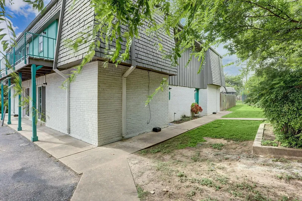 Building Photo - 305 E Croslin St #109