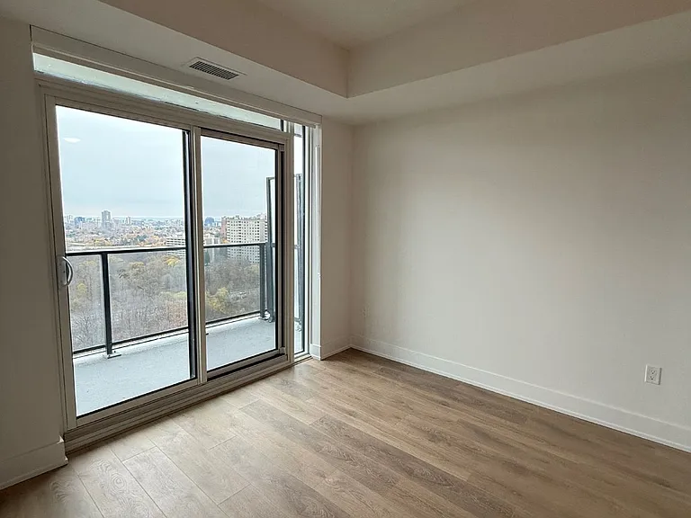 202 Burnhamthorpe Rd E #1410 — Photo 12