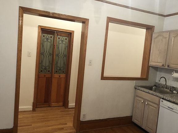 5th image of 421 W Belden Ave APT 1