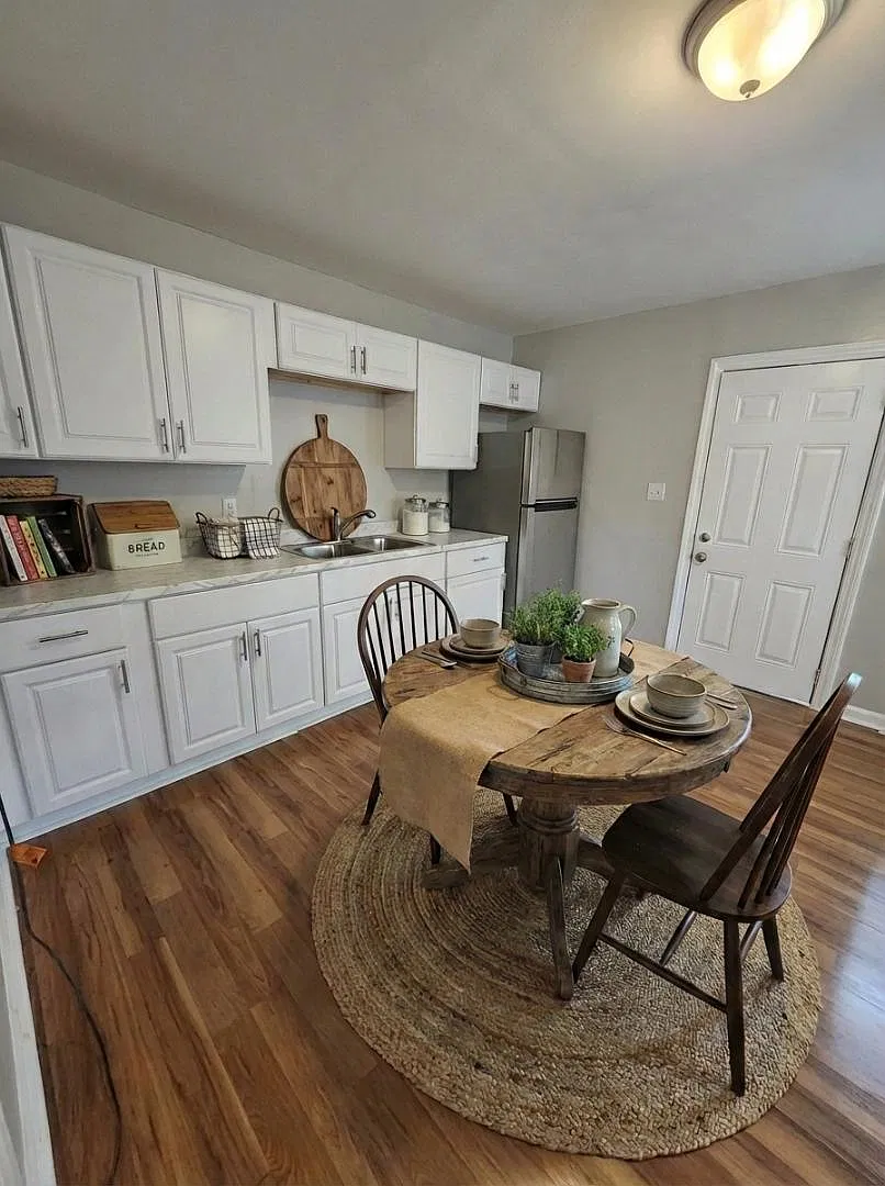 202 Charles Ave — Photo 2
