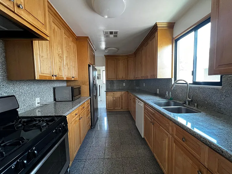 16638 Haynes St — Photo 20