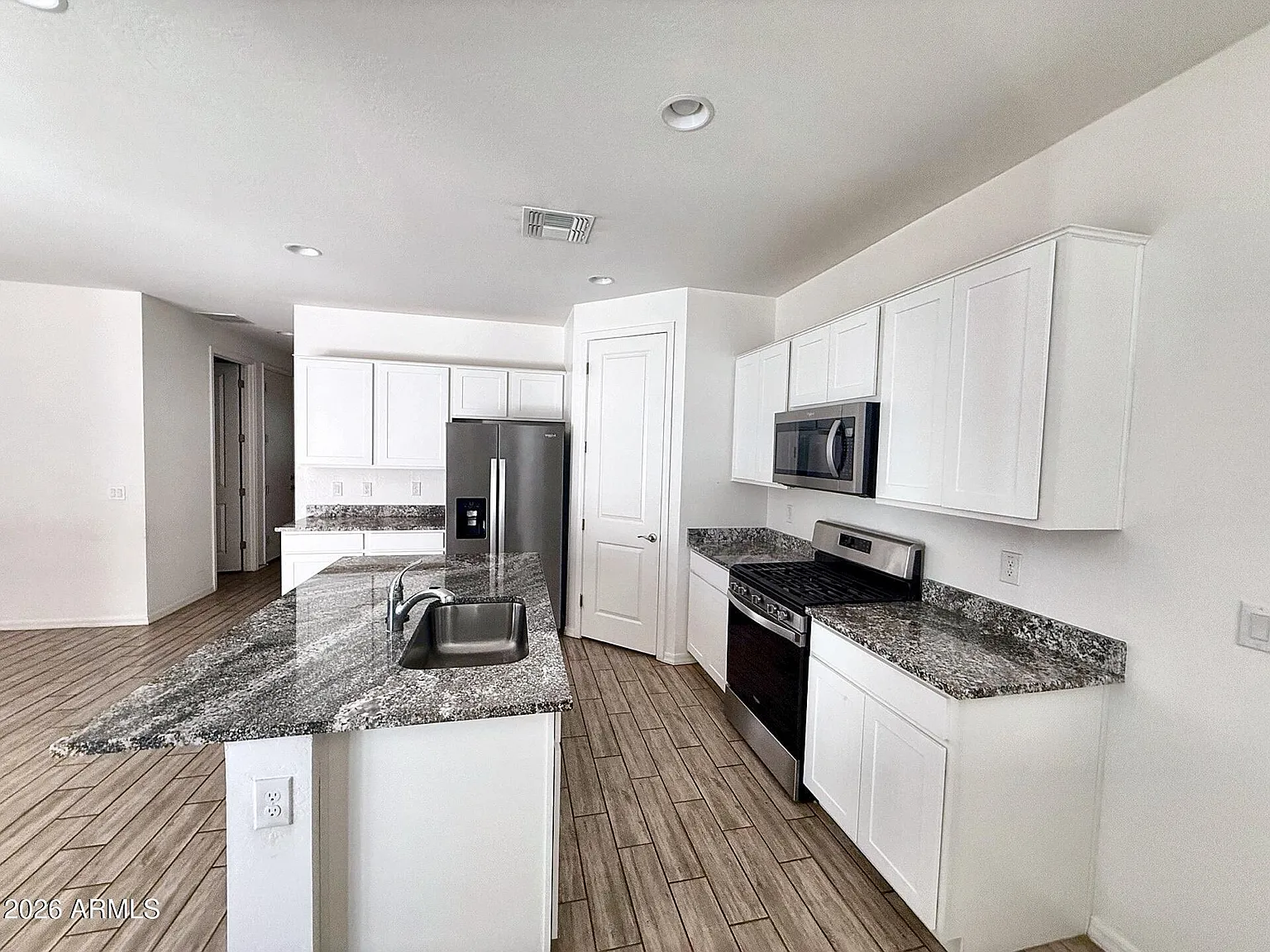 3 bed, 2.0 bath, 1375 sqft, $2,400 — Photo 3