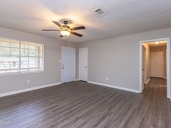 4th image of 2919 Lakewood Dr