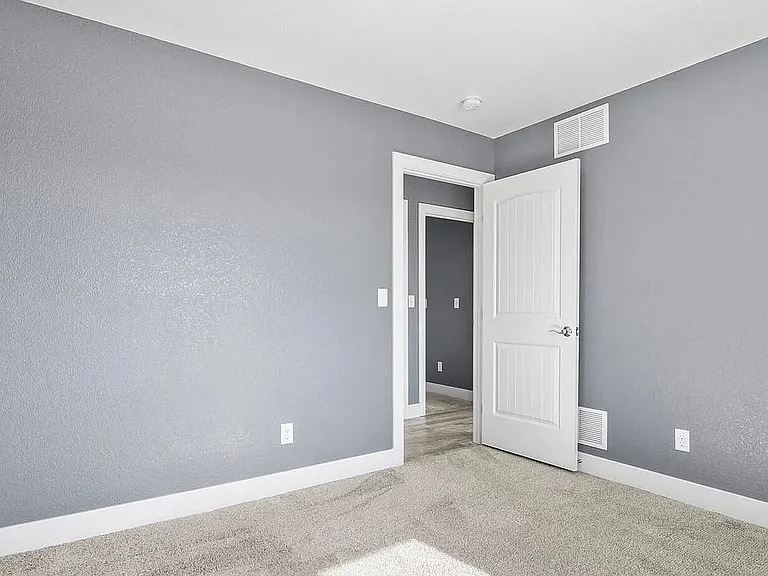 573 W Archer Plz — Photo 17