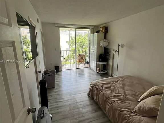 2nd image of 1700 NE 191st St APT 300