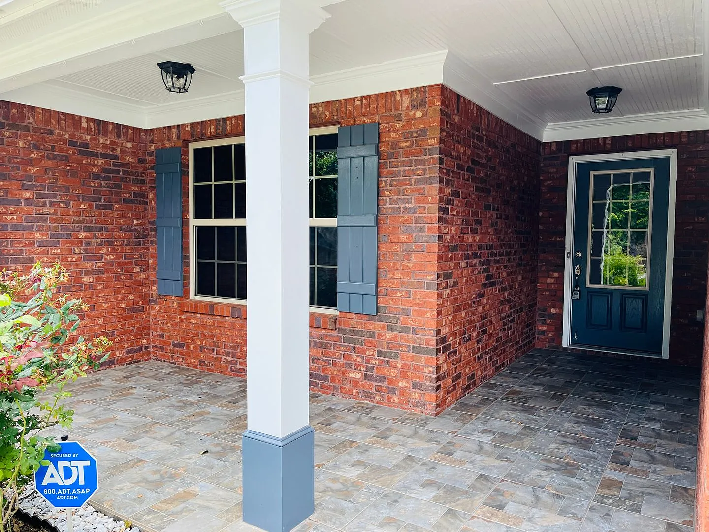 Stunning 3 bedroom 2 bathroom with bonus room minutes from Lake Lanier! Must see! — Photo 2
