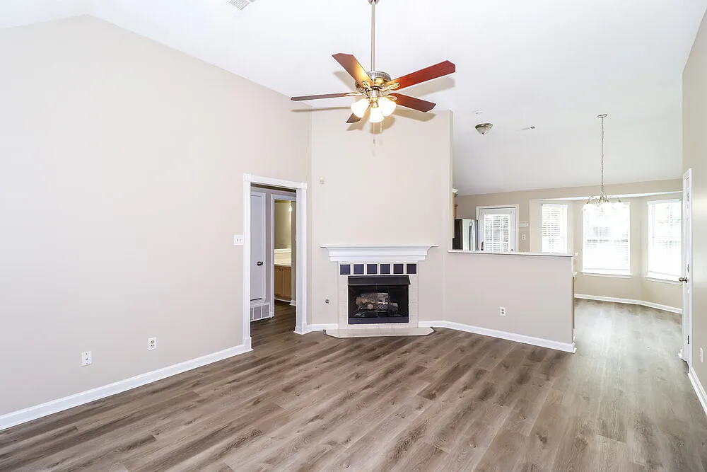 3 bed, 2.0 bath, 1300 sqft, $1,700 — Photo 4