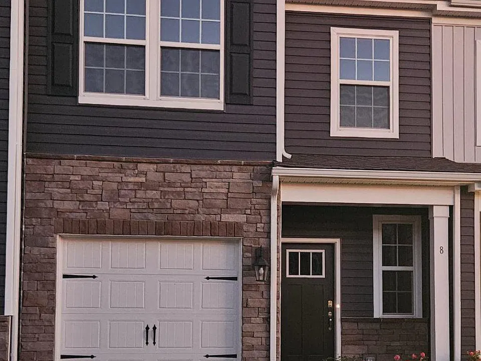 8 Elliot Ln