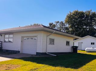 607 Texas St, Bonaparte, IA 52620