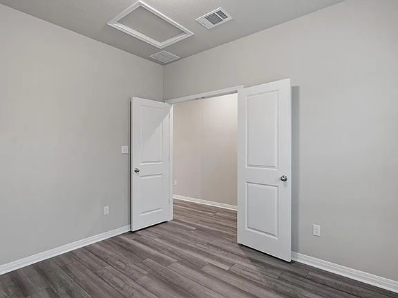 5th image of 528 Loriner Way