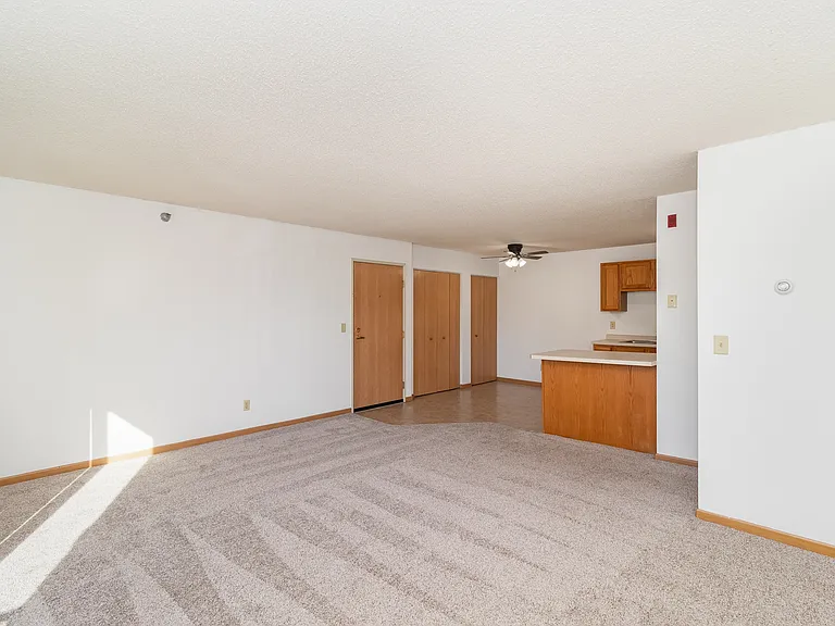 Hutchinson, MN Deer Park Apartments | 21D | Living