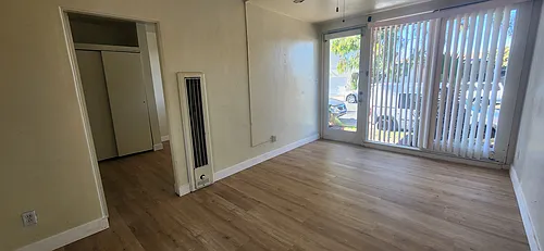 2033 Cable St Photo 1