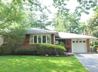 17 Lewis Ln, Port Washington, NY 11050