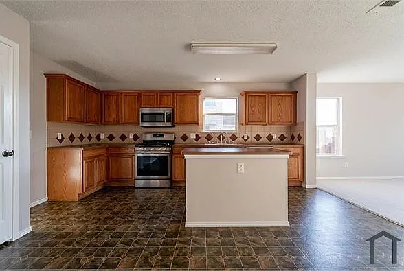 5 bed, 2042 sqft, $3,700 — Photo 4