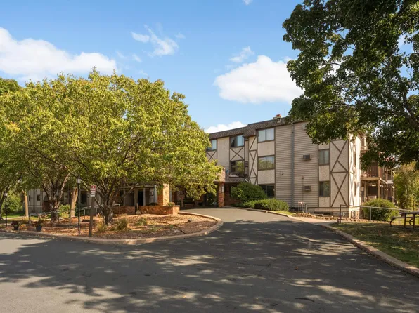 1304 W Medicine Lake Dr APT 202, Minneapolis, MN 55441