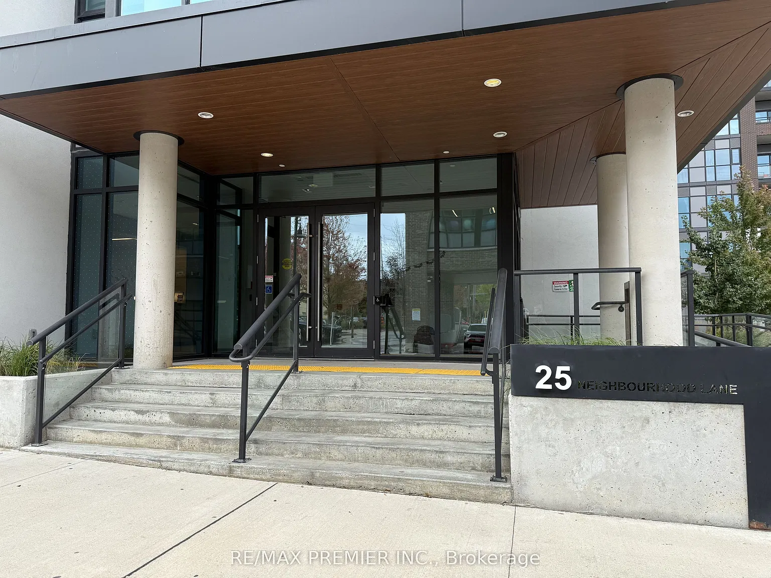 Queensview — Photo 2