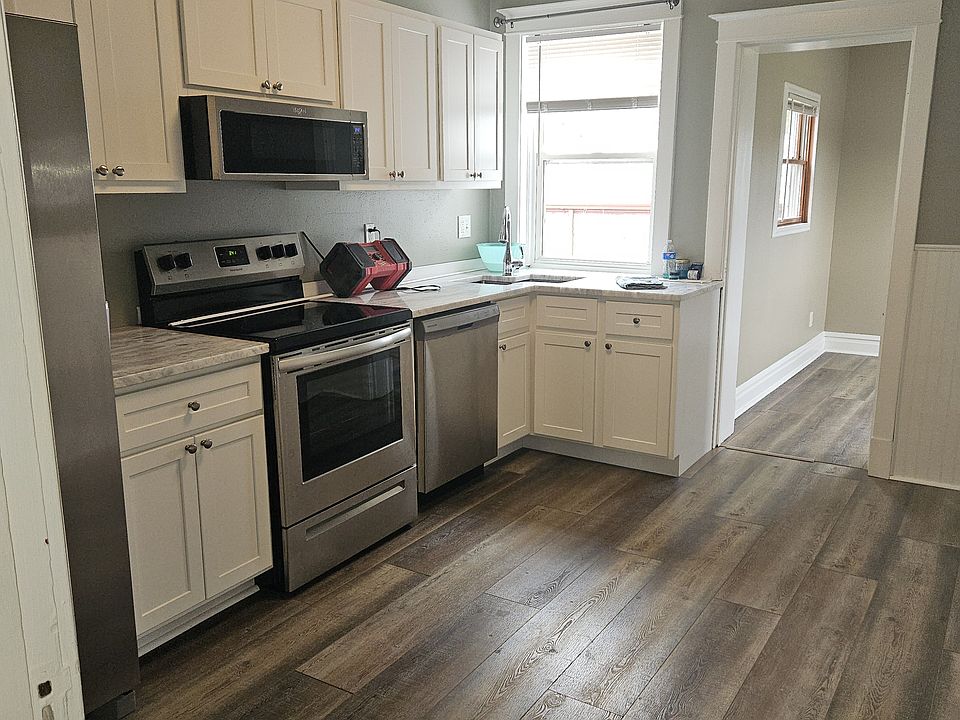Kitchen 12' 7" x 9' 3"
Stainless Range, microwave, dishwasher and refrigerator. Updated cabinets and new disposal.
