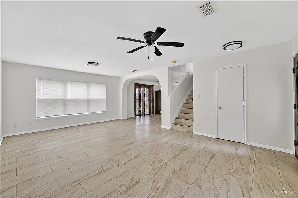 3 bed, 2.5 bath, 1944 sqft, $2,000 — Photo 3