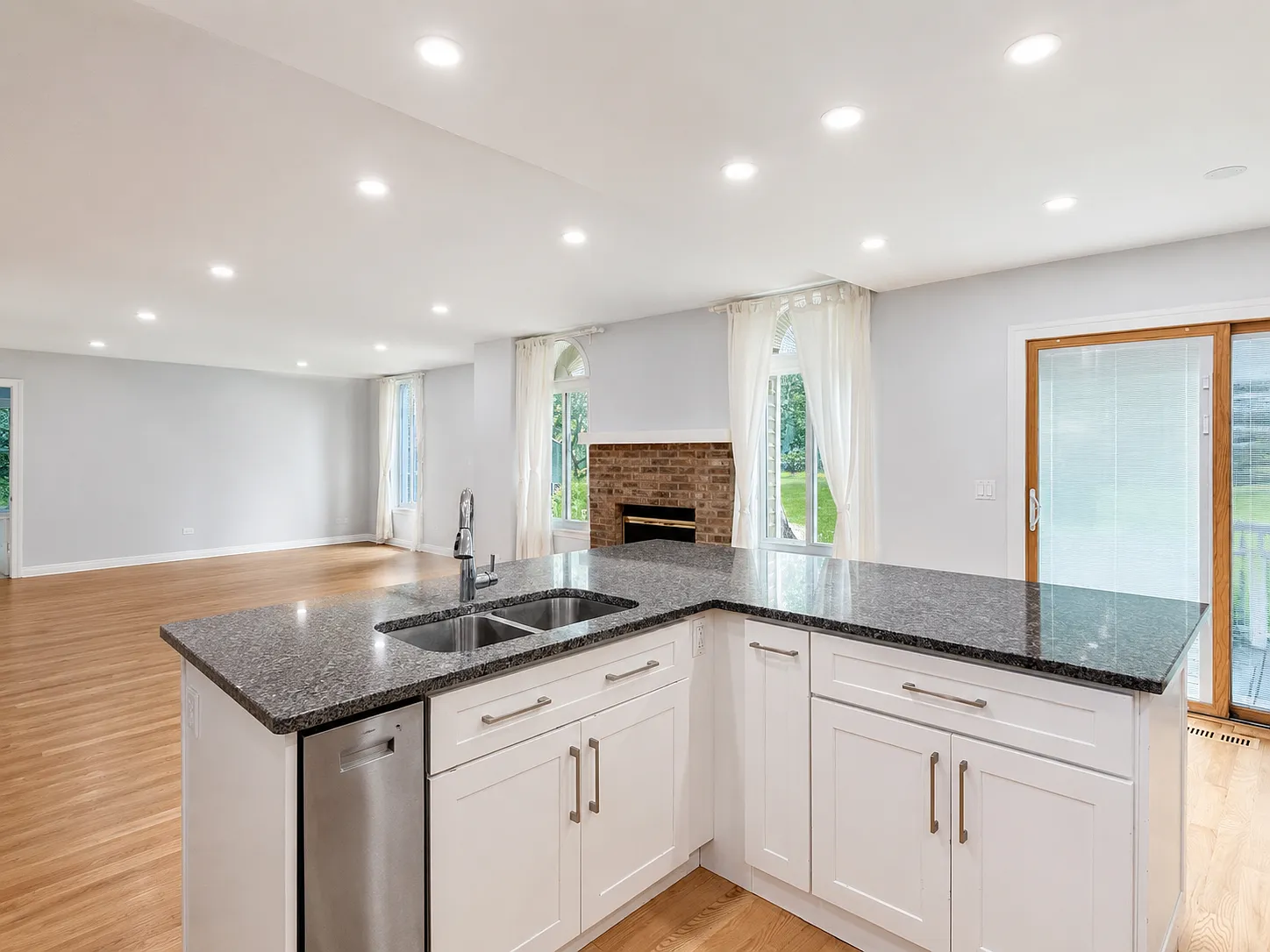 4 bed, 2.5 bath, 1100 sqft, $3,400 — Photo 3