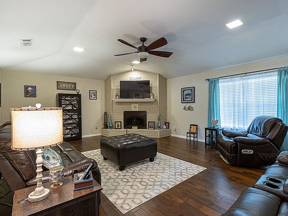 4th image of 517 Charmwood Dr