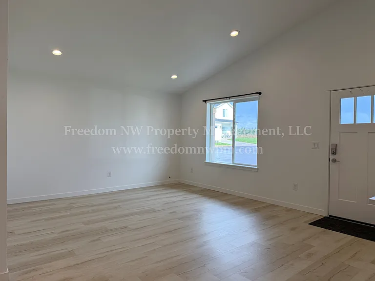 1019 Peach Rd — Photo 2