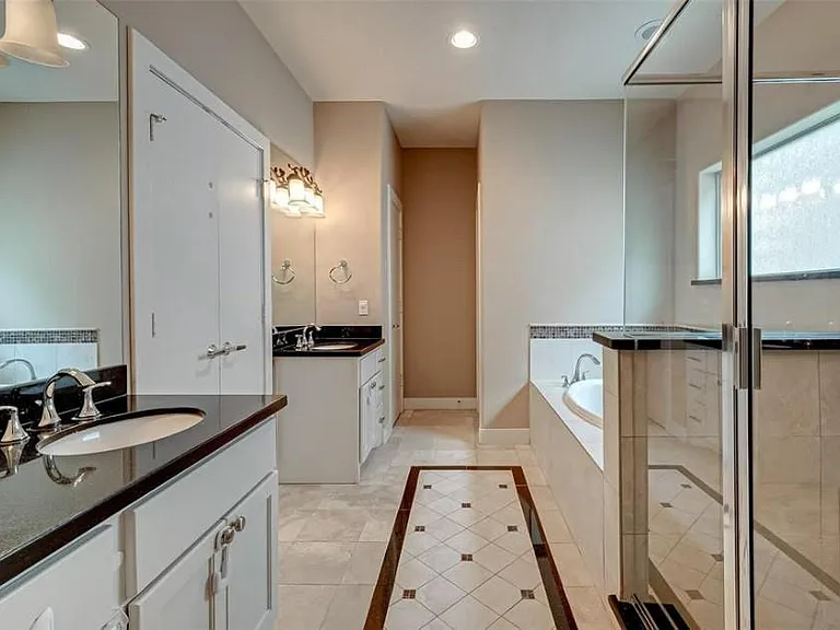 1215 Wentworth St — Photo 18