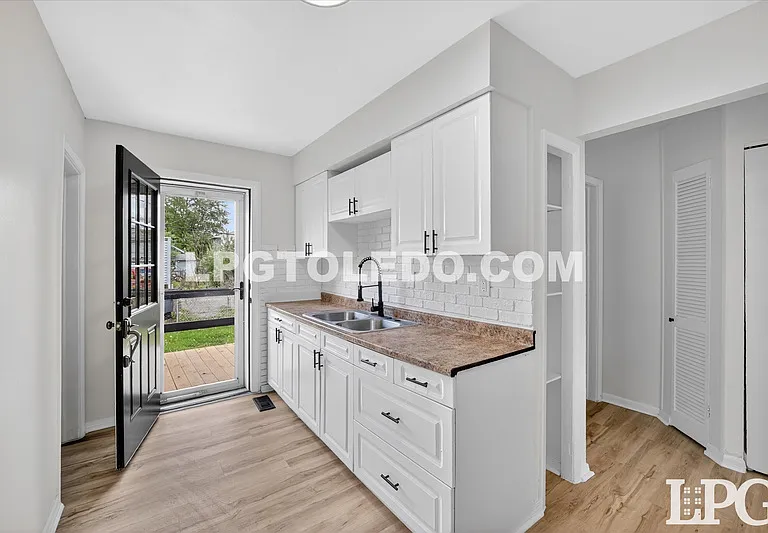 921 Berry St — Photo 13