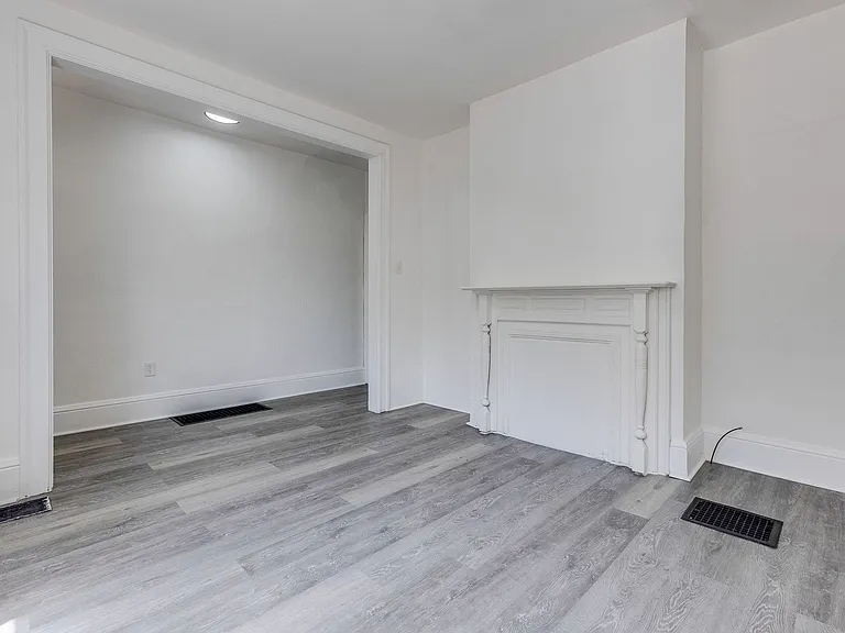 949 Freeland St — Photo 3