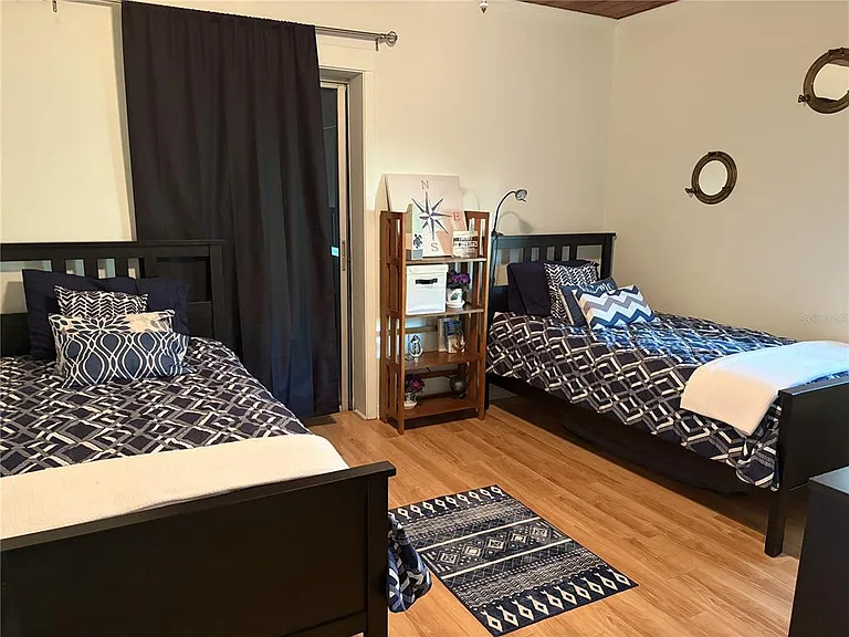 421 Riviera St — Photo 13