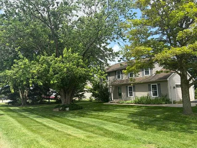 328 N Pointe Dr — Photo 2