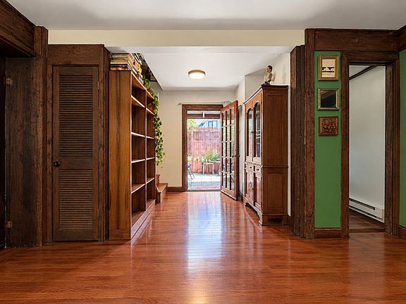 5th image of 208 Gothic Ave