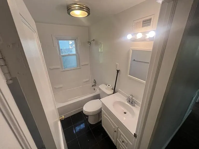 250 Mercer Ave — Photo 7