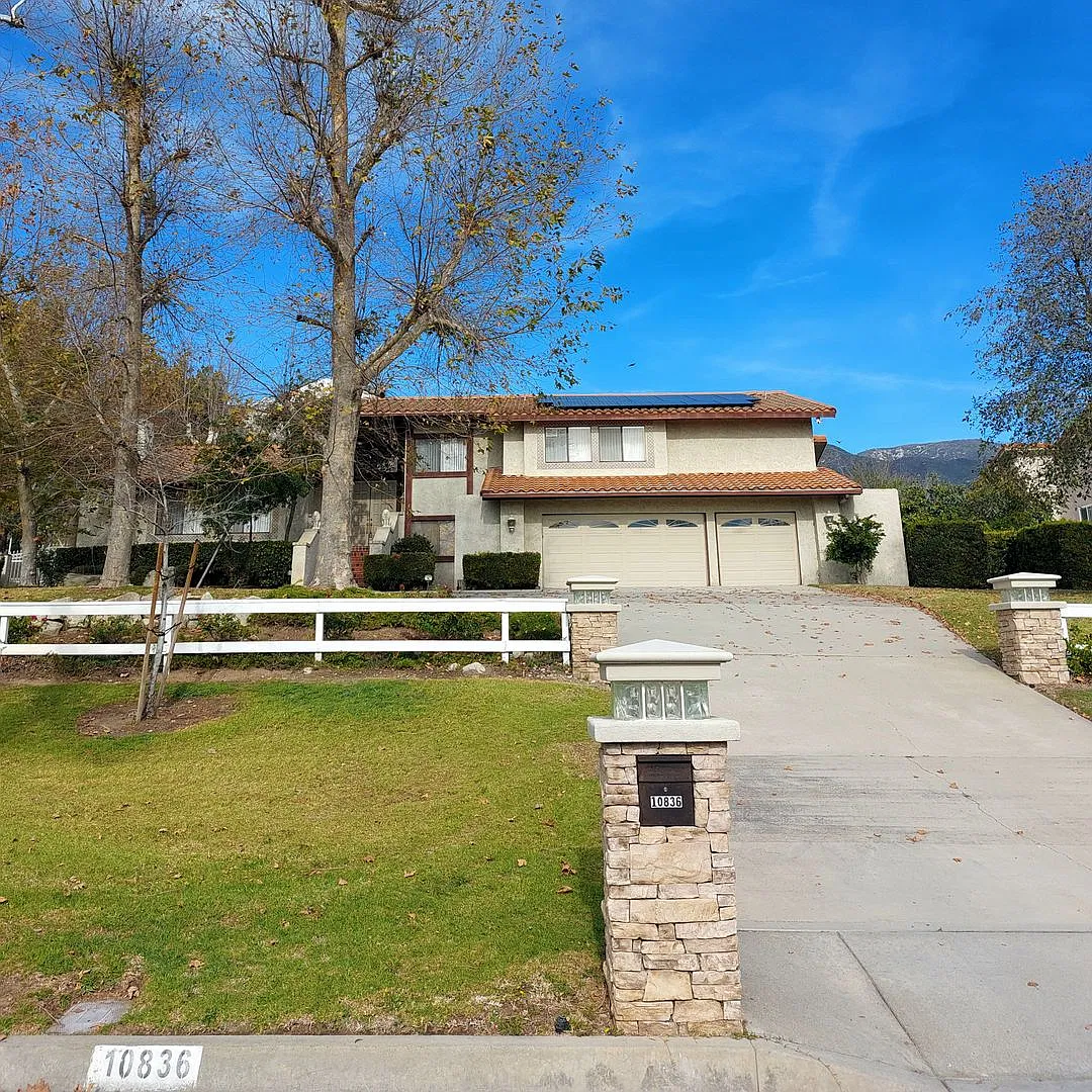 Gorgeous 4 bedroom 2.5 bath home — Photo 1
