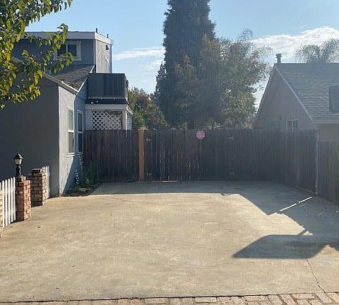 4th image of 1131 W Iris Ave