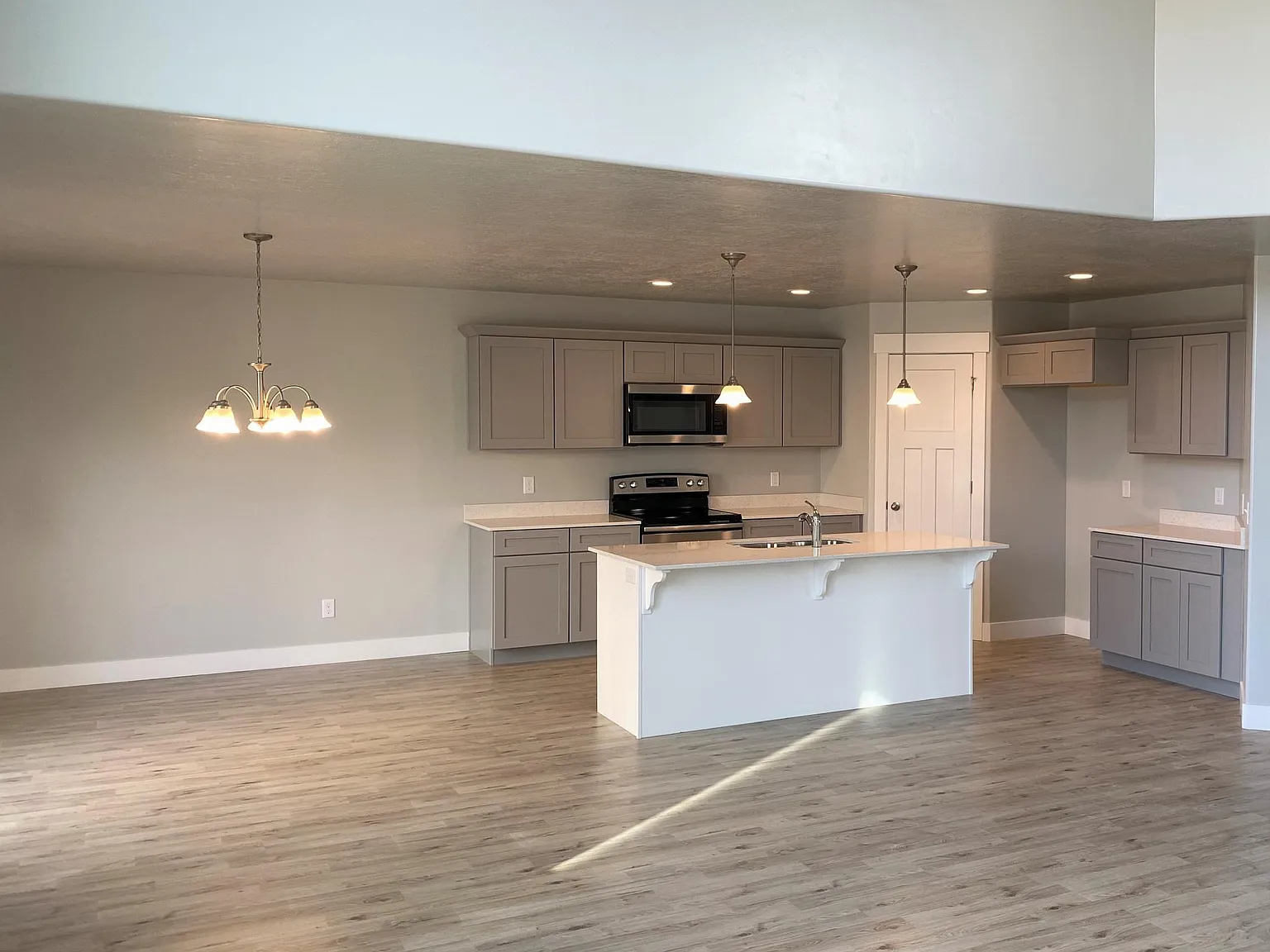 3 bed, 2.5 bath, 2900 sqft, $2,250 — Photo 4