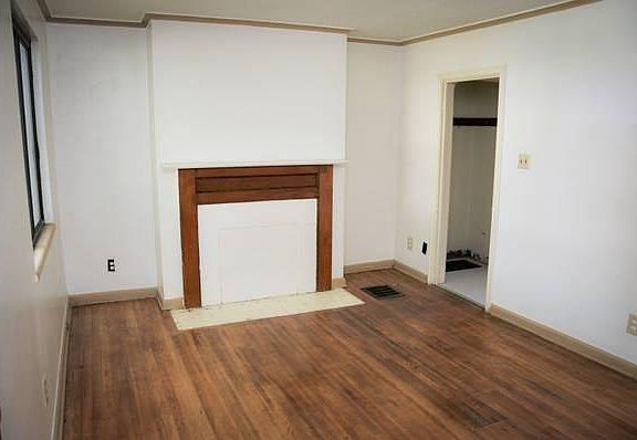 3rd image of 543 Seymour Ave
