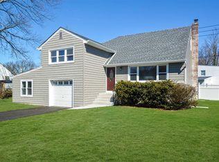 590 Dianne St, Seaford, NY 11783