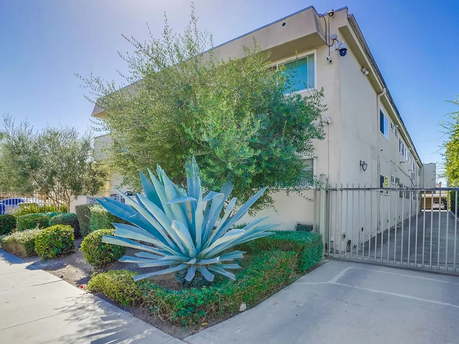 Gated, MidCentury MultiFamily Property near Metro Access and Victoria Park — Photo 3