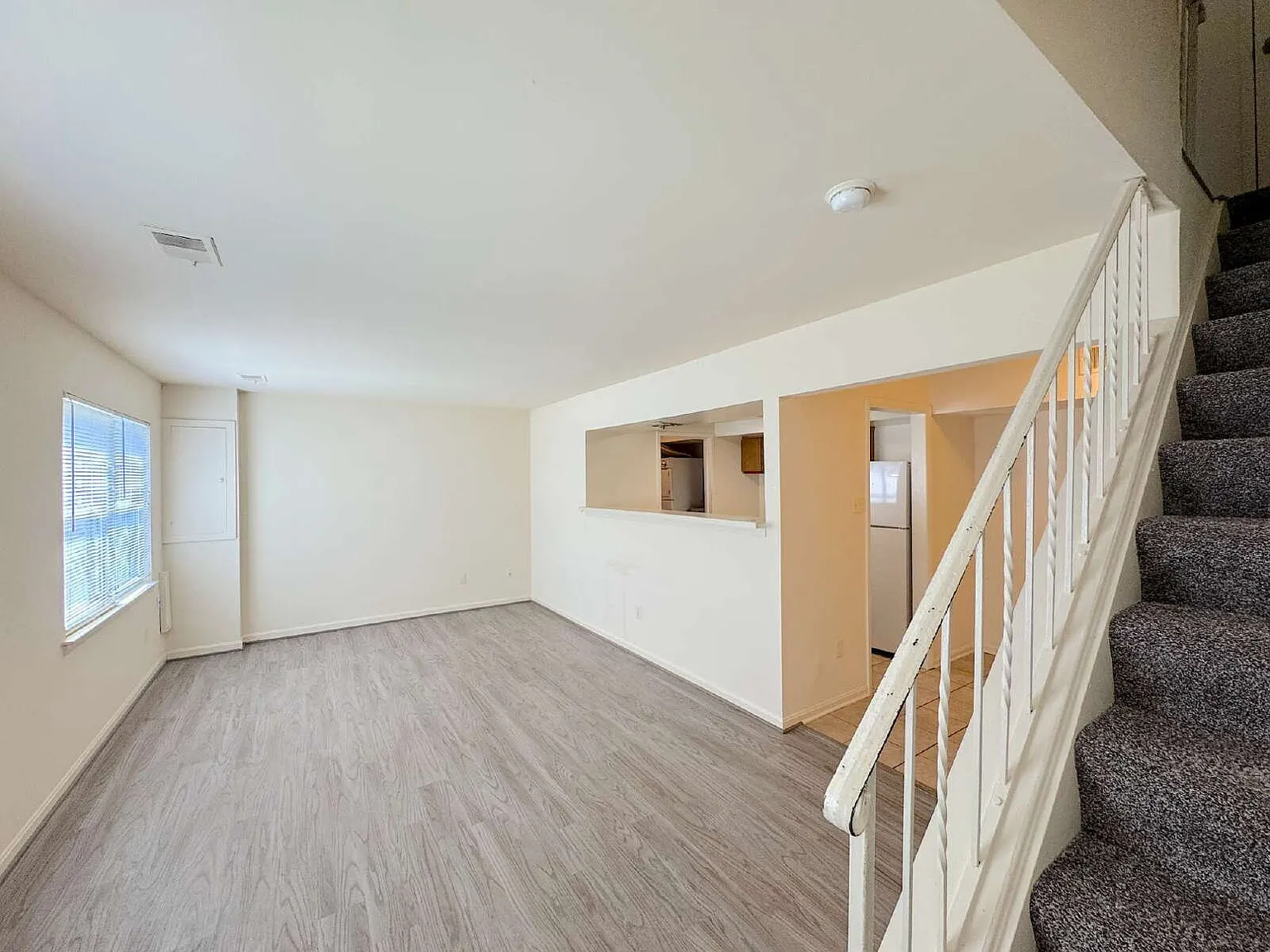 2 bed, 1.0 bath, 966 sqft, $1,900 — Photo 2