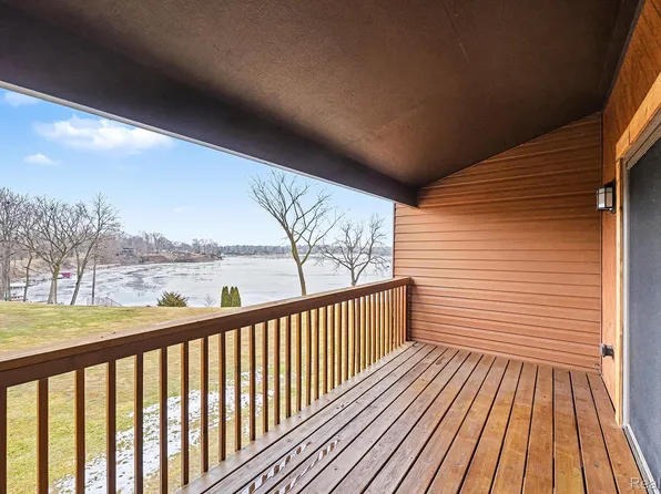 48315 Bayshore Dr, Belleville, MI 48111