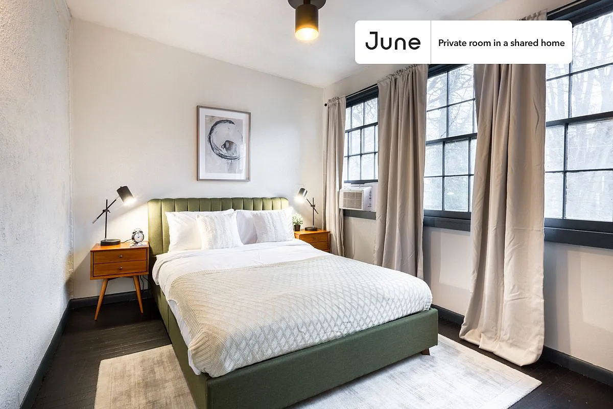 Queen bedroom in 5 bed/2 bath home in Cleveland Park #333 E — Photo 1