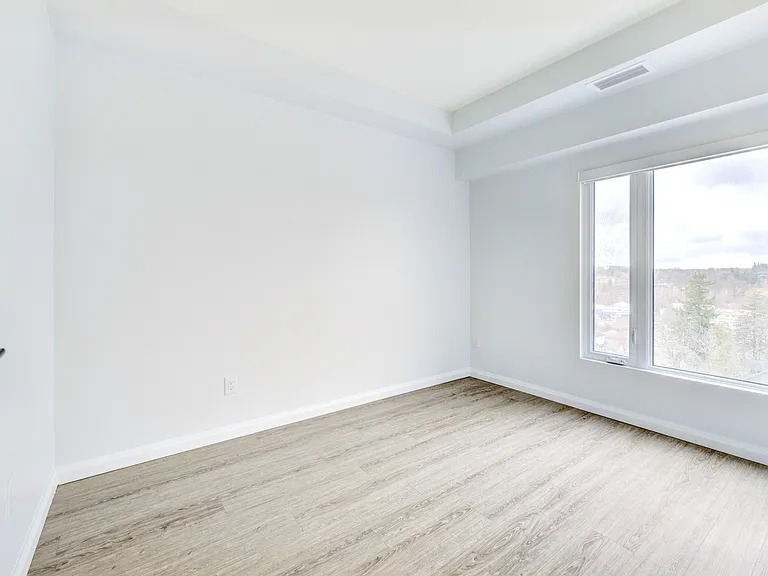 528 Lancaster St W — Photo 20
