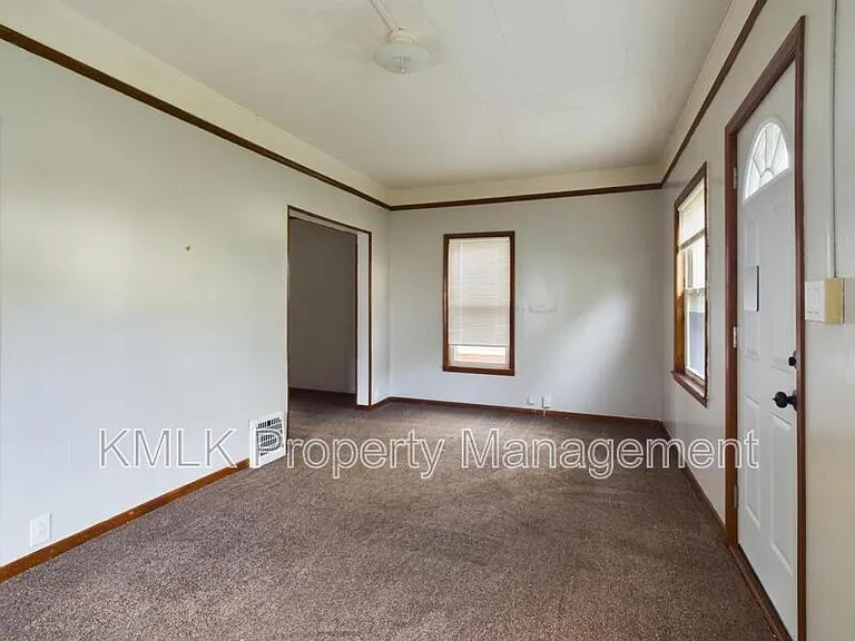 1128 Cordova Ave — Photo 4