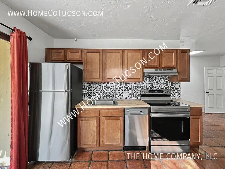 4566 E Seneca St — Photo 13